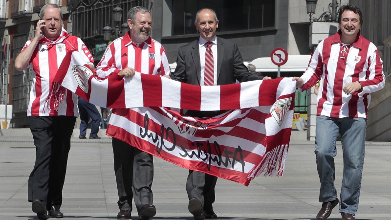 Diputados y senadores de EAJ-PNV apoyando al Athletic Club de Bilbao, ante la final de la Copa 2012