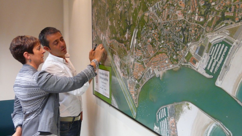 Arantza Tapia visita Hondarribia para estudiar con el Alcalde Aitor Kerejeta, la situación del aeropuerto