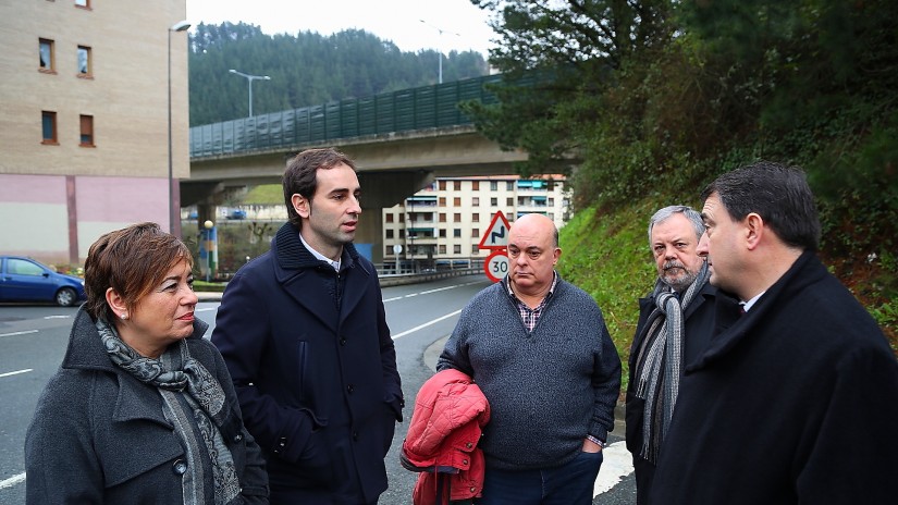 El Grupo Vasco y el alcalde de Ugao-Miraballes presentan los paneles antirruido para paliar las molestias ocasionadas por la AP-68 en la localidad