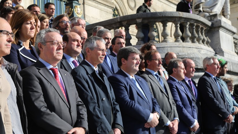 EAJ-PNV secunda los cinco minutos de silencio por los atentados terroristas de París