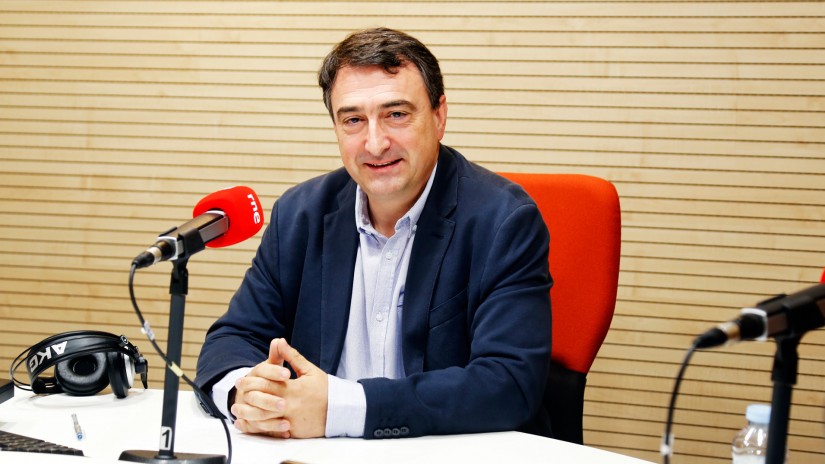 Aitor Esteban aboga por eliminar los artículos 8 y 155 de la Constitución