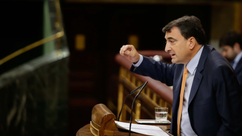 Aitor Esteban pide a Pedro Sánchez que tienda la mano hacia el acuerdo en el texto del nuevo estatus, a debate en el Parlamento Vasco