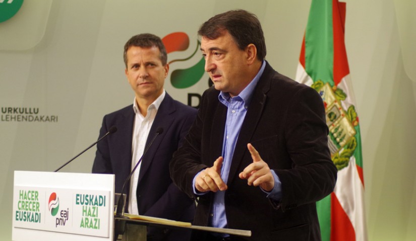 Aitor Esteban y Jokin Bildarratz en el día de la Constitución Española