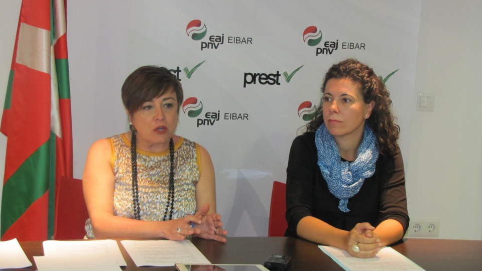 Sánchez Robles y Eva Juez (EAJ-PNV Eibar) exponen, en rueda de prensa, su labor coordinada en defensa de la S.D. Eibar