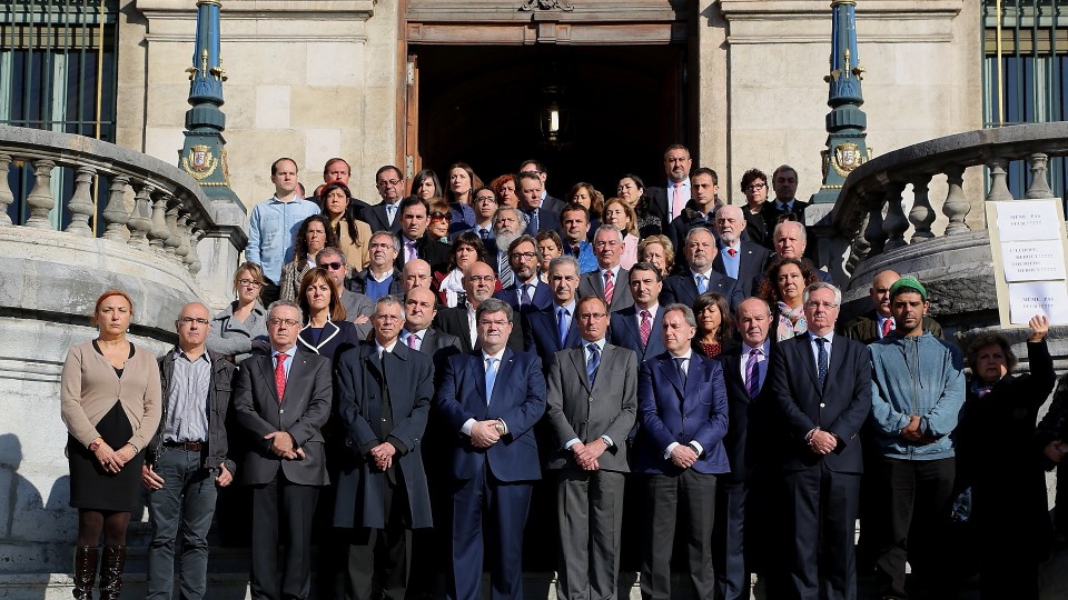 Representantes de EAJ PNV en el minuto de silencio por las victimas de Paris