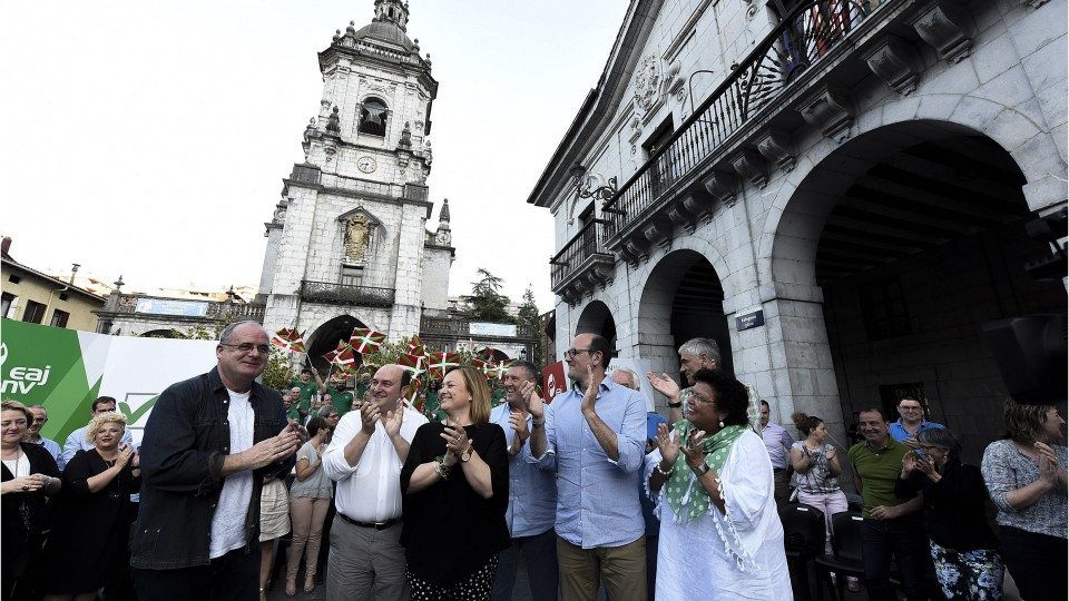 Acto en Elgoibar. Andoni Ortuzar, Joseba Agirretxea, Joseba Egibar